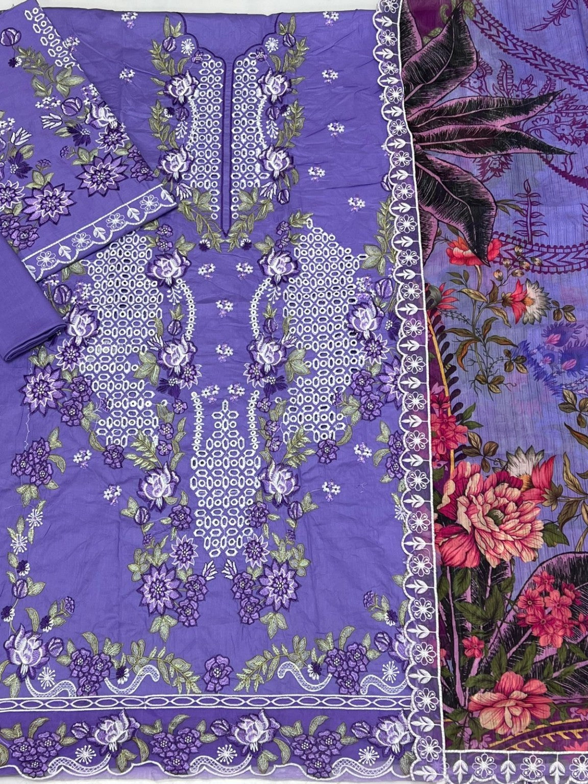 Jade Lawn 3 Piece Code 2048 embroidered fabric and dupatta detail