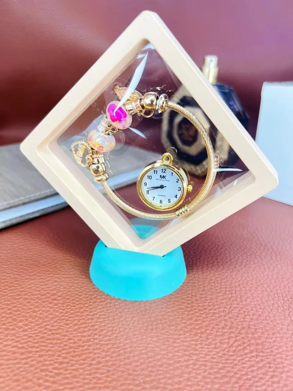 Golden Women's Bracelet Watch with Chic Dial and Elegant Strap - image 3