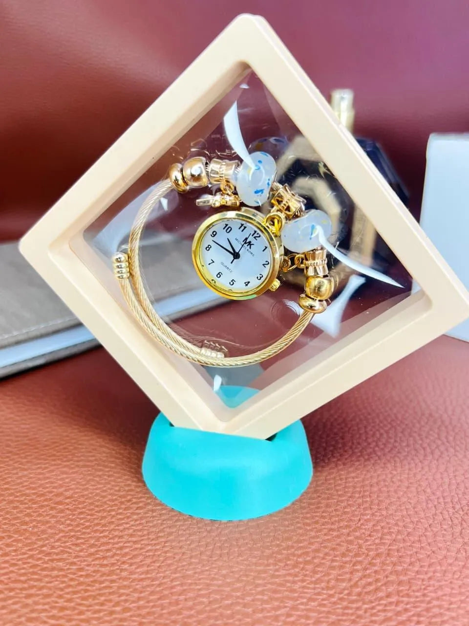 Golden Women's Bracelet Watch with Chic Dial and Elegant Strap - image 4