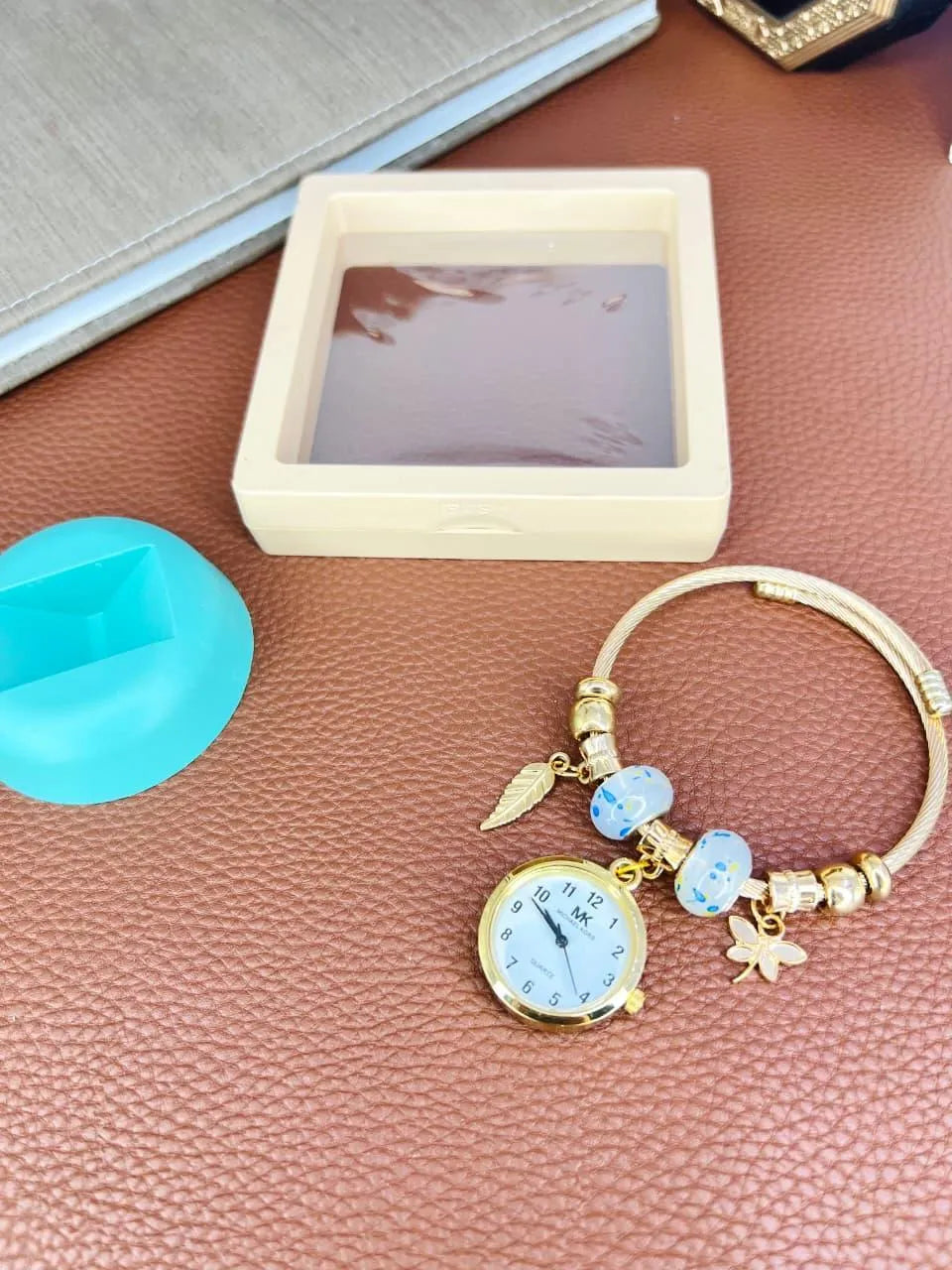 Golden Women's Bracelet Watch with Chic Dial and Elegant Strap - image 5