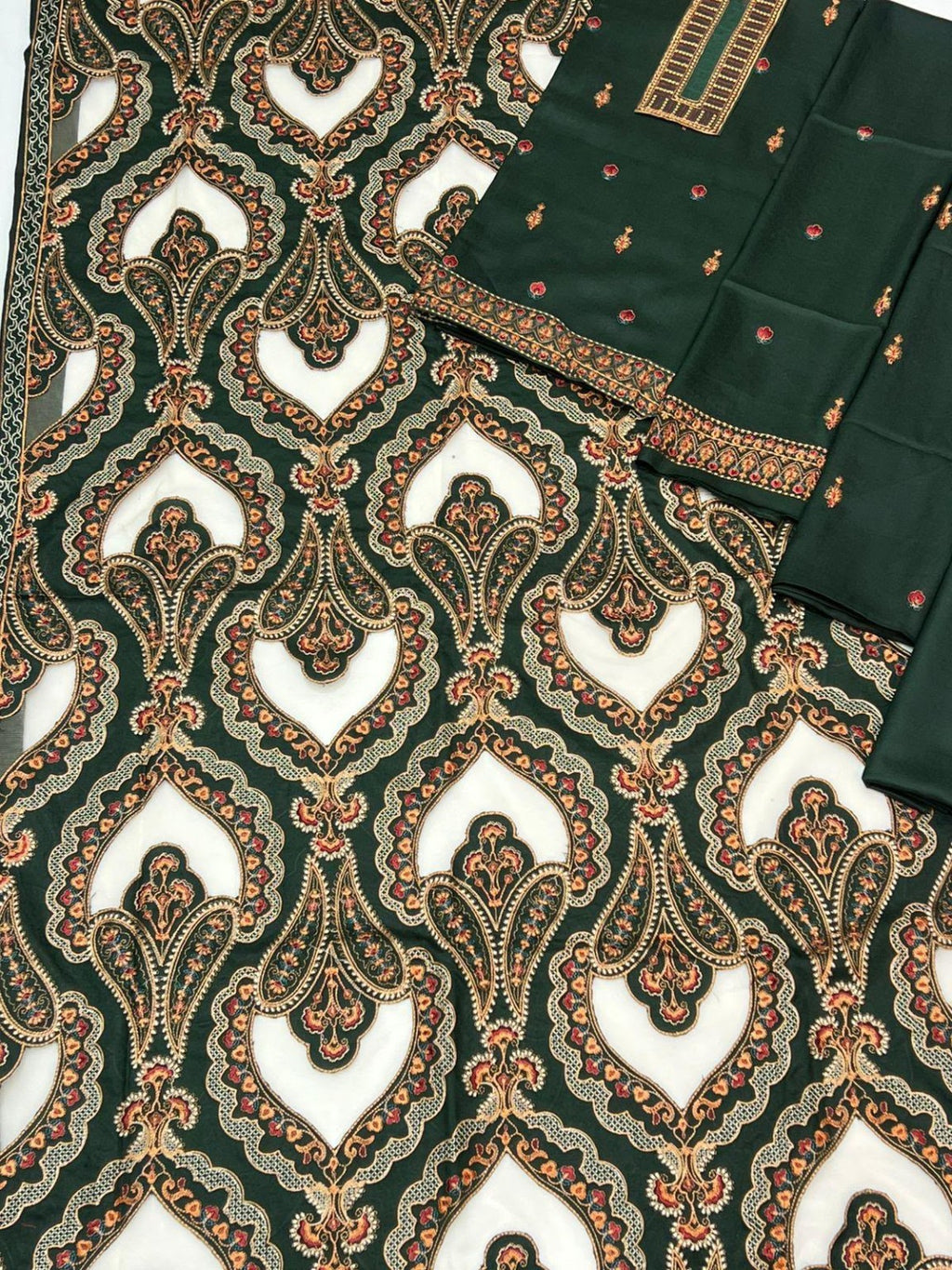 Breeze Dhanak 3PC Code 2138 embroidery detail
