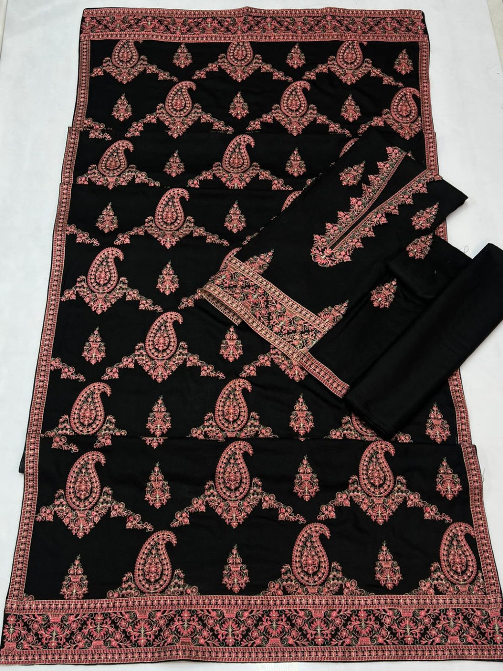 Breeze Code 2149 embroidered suit detail