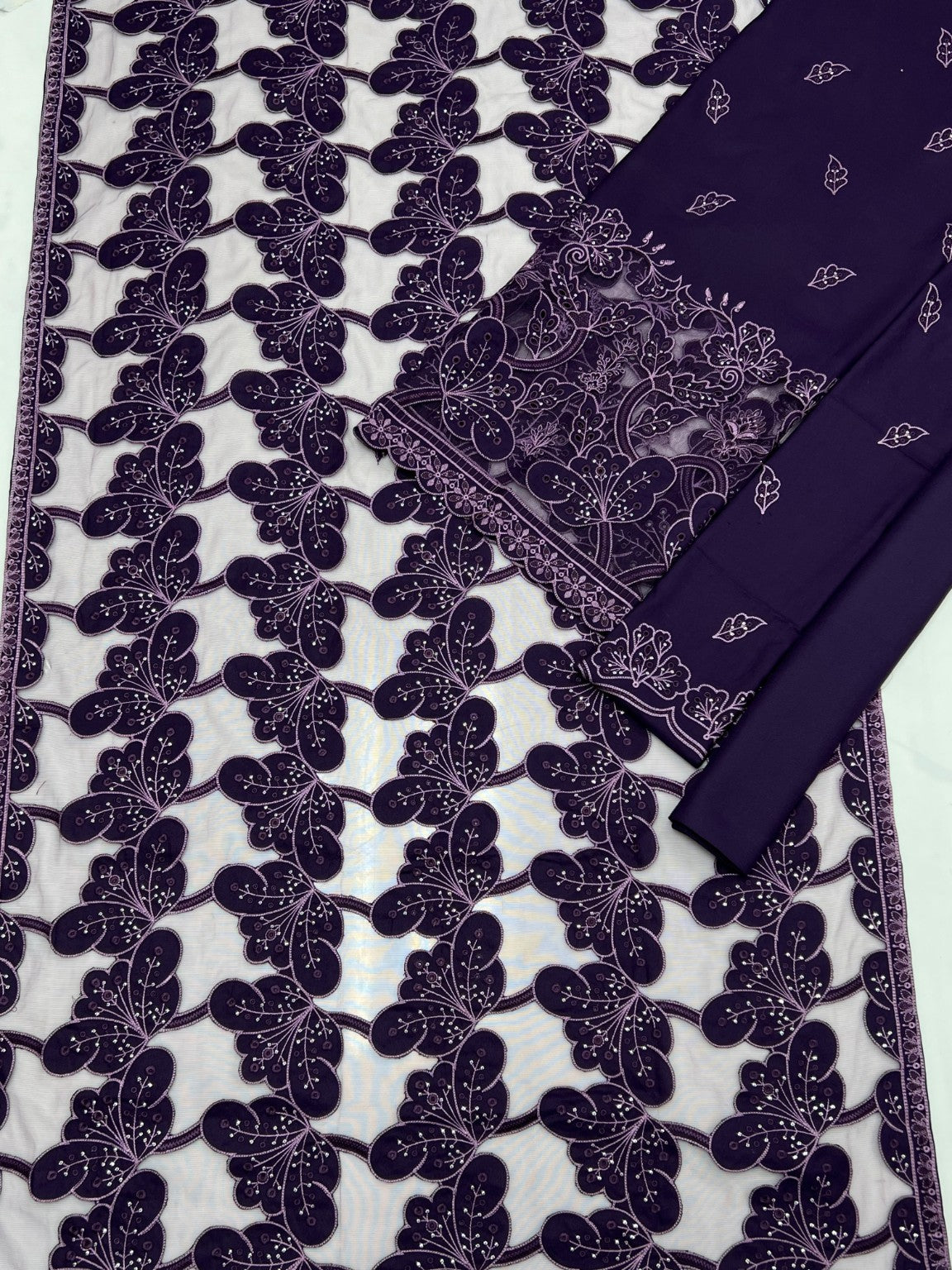 Breeze Dhanak Code 509 embroidery detail