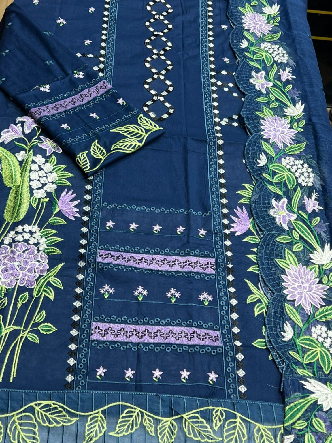 Crimson Lawn 3 Piece embroidered suit code 1920 fabric detail