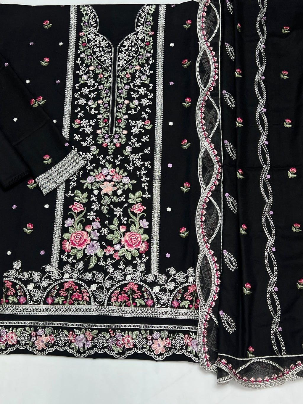 IZNIK Dhanak Heavy Embroidered 3PC Code 227 model view