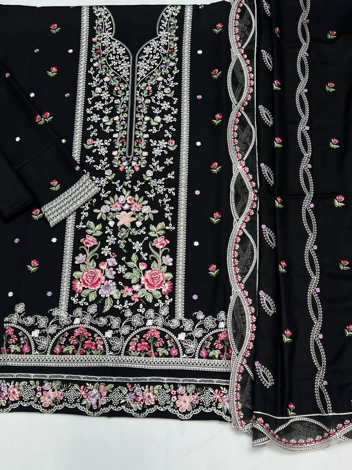 IZNIK Dhanak Heavy Embroidered 3PC Code 227 model view