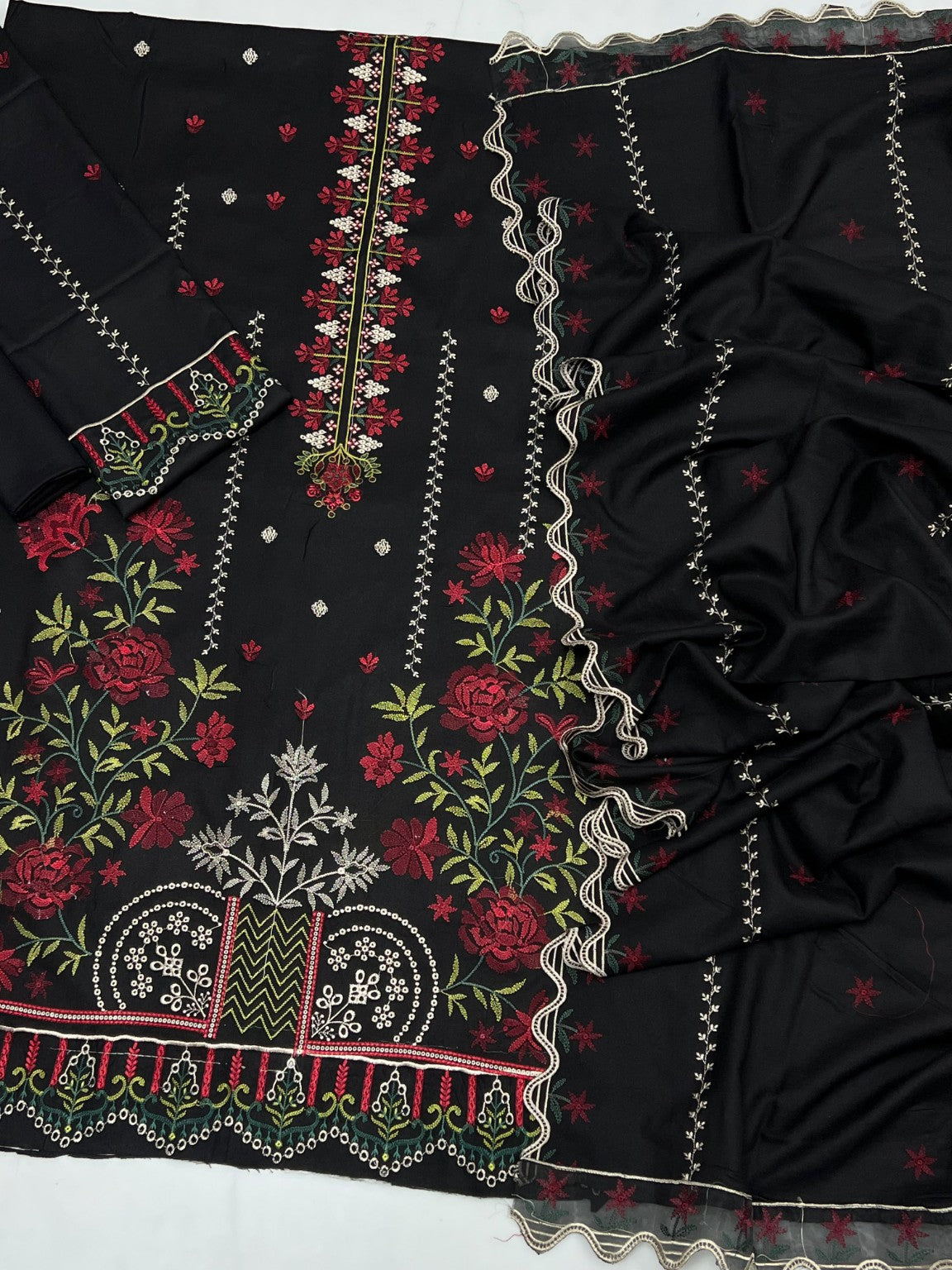 Maria B Dhanak Code 2196 embroidery and dupatta