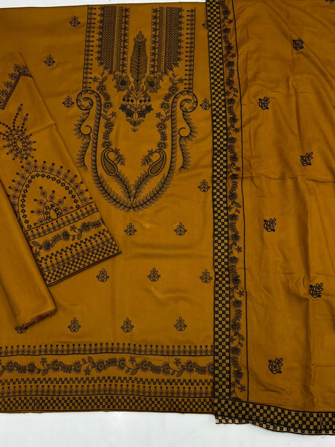 Nakoosh Code 2133 embroidery detail