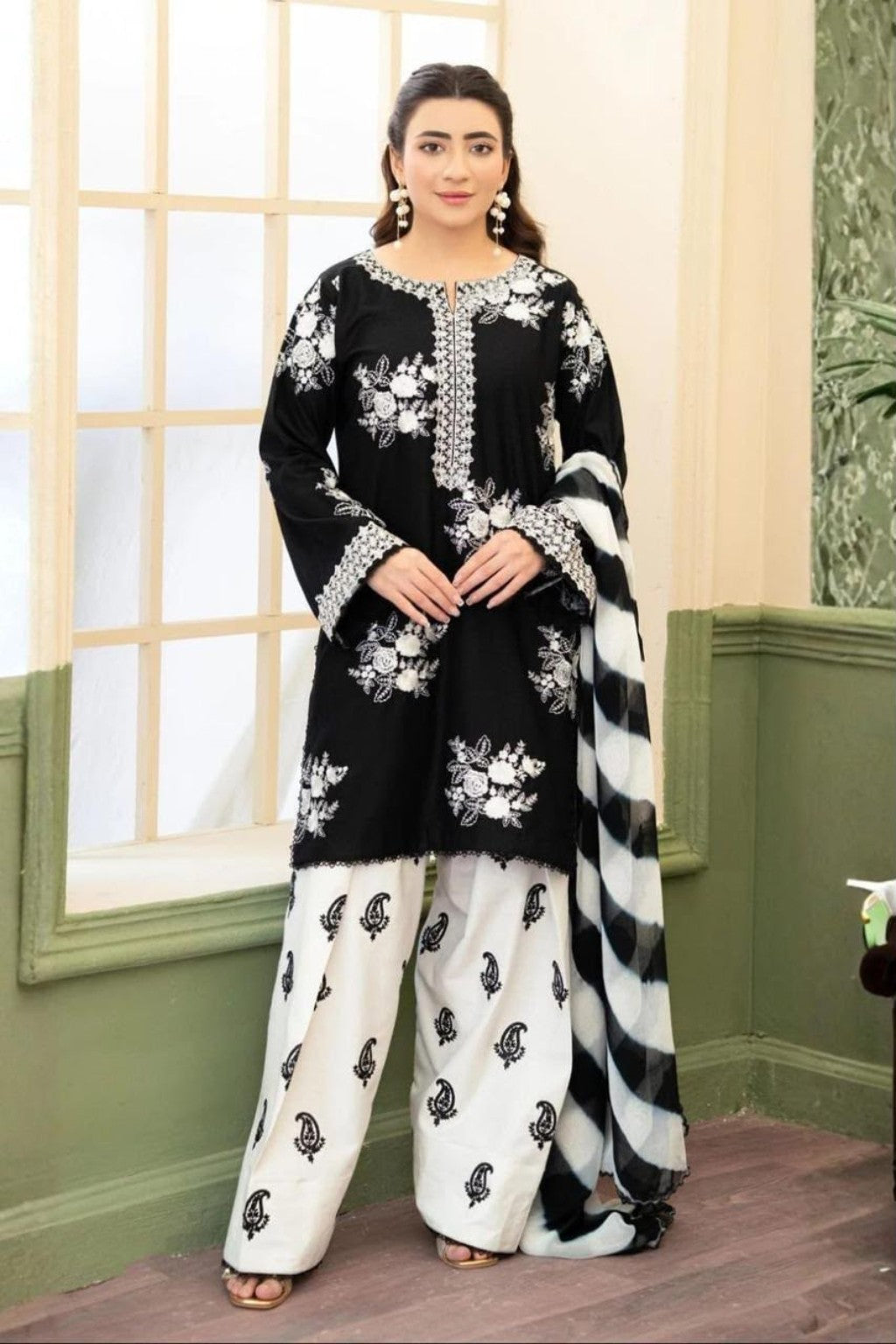 ZARA SHAHJAHAN Dhanak embroidered 3PC black white model